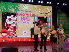 chuong-trinh-chao-xuan-2020-trao-hoc-bong-cho-cac-em-hoc-sinh-tinh-binh-duong-2.jpg chuong-trinh-chao-xuan-2020-trao-hoc-bong-cho-cac-em-hoc-sinh-tinh-binh-duong-2.jpg