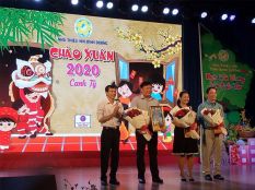 chuong-trinh-chao-xuan-2020-trao-hoc-bong-cho-cac-em-hoc-sinh-tinh-binh-duong-1.jpg chuong-trinh-chao-xuan-2020-trao-hoc-bong-cho-cac-em-hoc-sinh-tinh-binh-duong-1.jpg